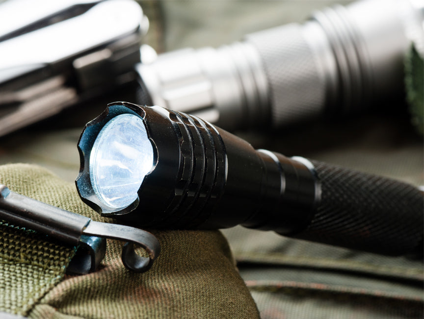 LANTERNA TÁCTICA MILITAR COM ZOOM E LUZ UV INTEGRADA - TACTILIGHT™